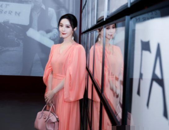 范冰冰|范冰冰穿顶级名牌走红毯，高定制也难挡她憔悴的面容，与人合影更是不自信