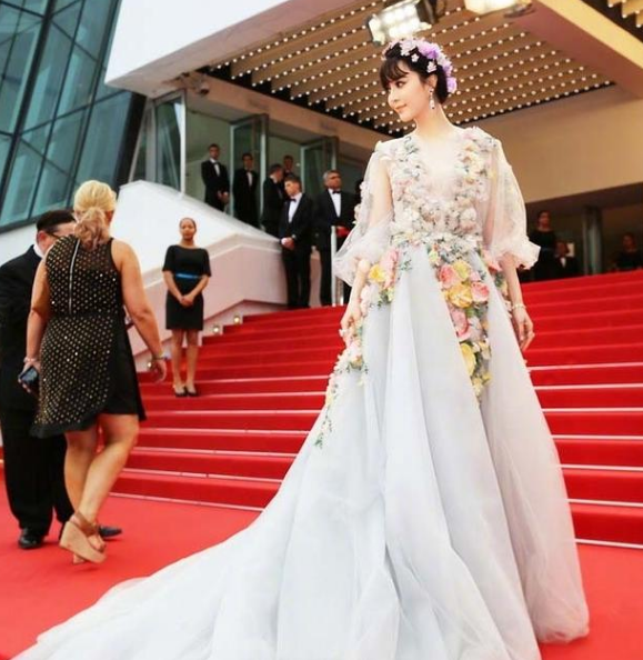范冰冰|范冰冰穿顶级名牌走红毯，高定制也难挡她憔悴的面容，与人合影更是不自信