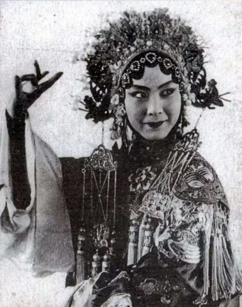 黄梅戏|她让黄梅戏闻名全国，为唱戏多次差点丧命，最终自杀明志还被剖尸