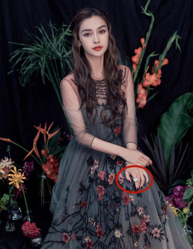 angelababy|baby时尚也遇滑铁卢？同场明星穿超季她穿当季，戒指赵丽颖早戴过