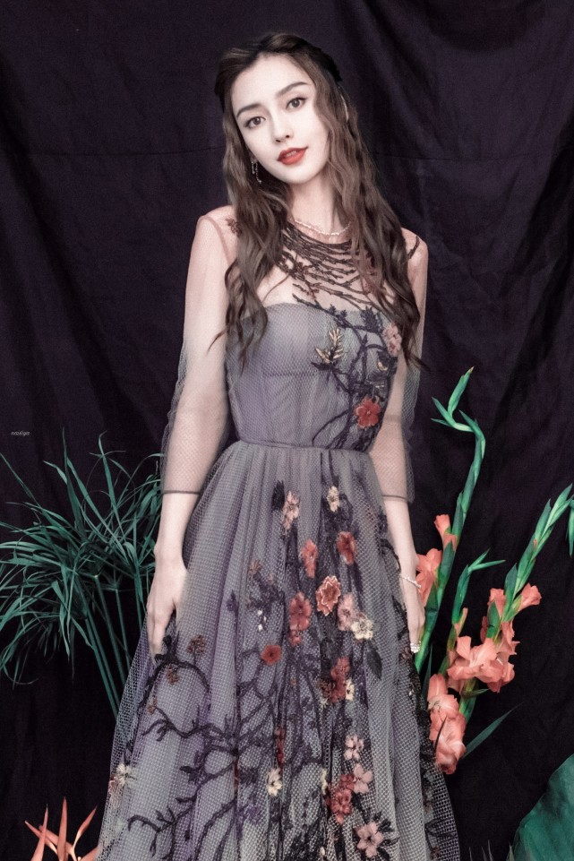 本以为赵丽颖星河渐变抹胸裙已经很好看了,现在觉得杨颖更胜一筹