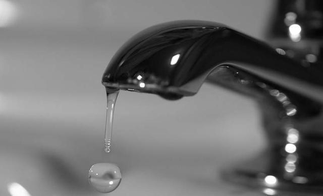 水龙头总在漏水 别急着换新 教你一招自己解决 水龙头 厨房水槽 开关 螺丝刀 洗手台