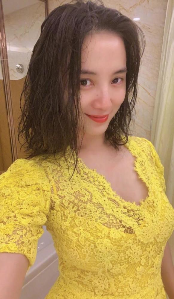 小宋佳周末发福利晒浴后迷人九宫格自拍身材有料藏不住