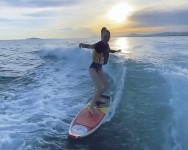 angelababy海上冲浪,秀好身材