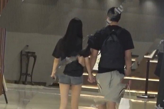 何猷启|赌王三房儿子何猷启结婚两年与妻子貌合神离，十指紧扣新女友另筑爱巢