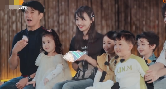 郑爽|郑爽带娃录综艺，玩手机被批不敬业，节目组帮忙挽尊却闹出笑话