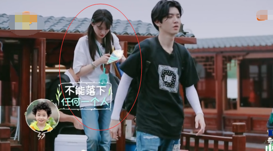 郑爽|郑爽带娃录综艺，玩手机被批不敬业，节目组帮忙挽尊却闹出笑话