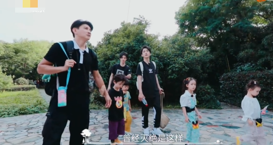 郑爽|郑爽带娃录综艺，玩手机被批不敬业，节目组帮忙挽尊却闹出笑话