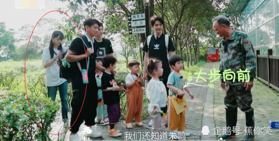 郑爽|郑爽带娃录综艺，玩手机被批不敬业，节目组帮忙挽尊却闹出笑话