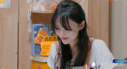 郑爽|郑爽带娃录综艺，玩手机被批不敬业，节目组帮忙挽尊却闹出笑话