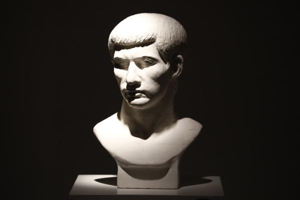 而下面这件静止的石膏像"花海"唤起人们关于战争与和平的反思随着不同