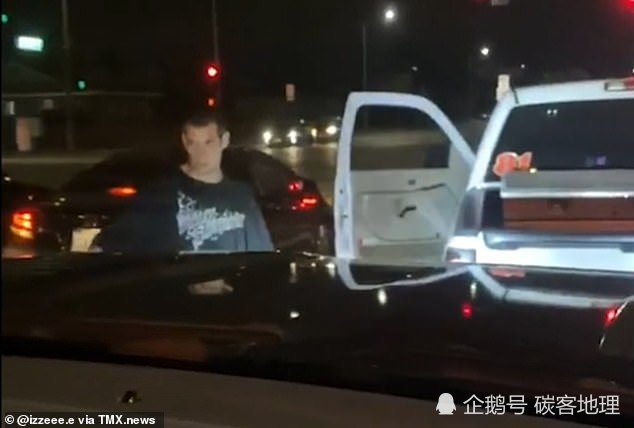 种族主义|白人夫妇对墨西哥妇女和其黑人男友大喊：“只有白人的命才是命！”