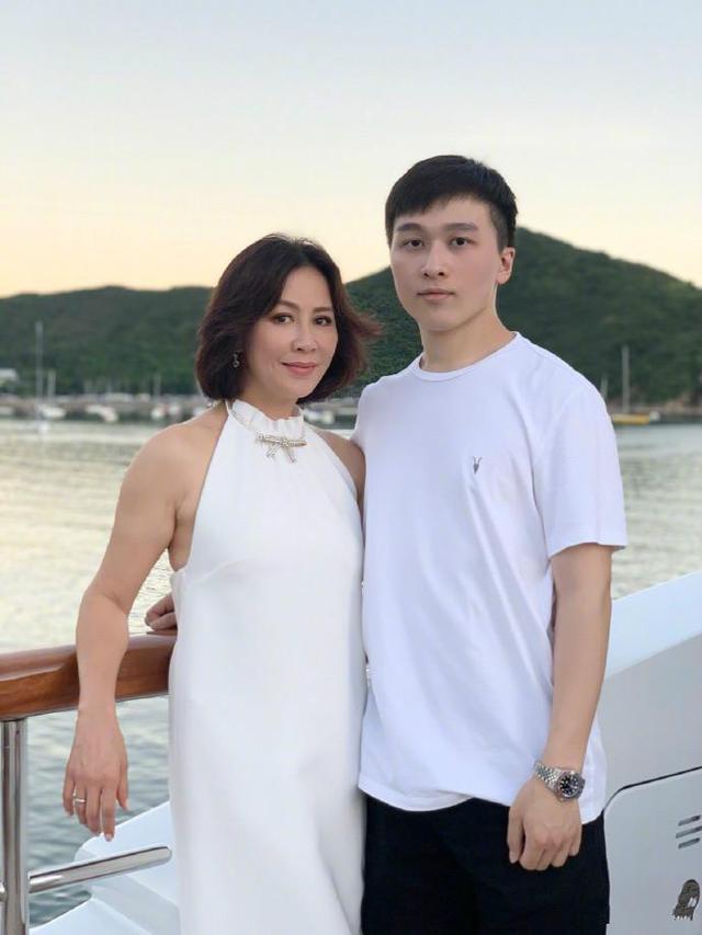 刘嘉玲|刘嘉玲带侄子参加上名流聚会，想培养侄子当接班人？