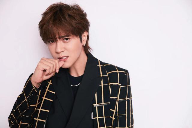 罗志祥|罗志祥深夜炫富！豪车做背景心机秀26万的鞋，引粉丝惊叹日子真不错