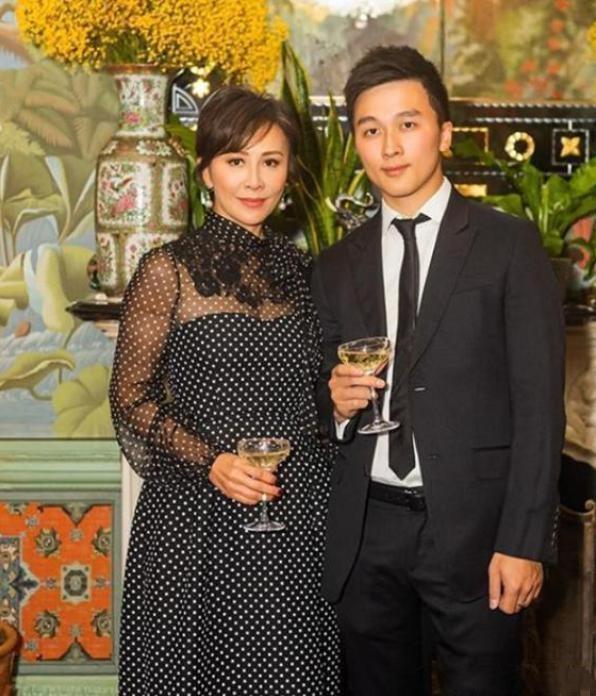 刘嘉玲|刘嘉玲带侄子参加上名流聚会，想培养侄子当接班人？