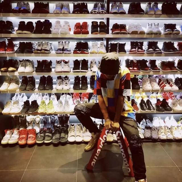 罗志祥|罗志祥深夜炫富！豪车做背景心机秀26万的鞋，引粉丝惊叹日子真不错