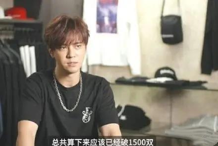 罗志祥|罗志祥深夜炫富！豪车做背景心机秀26万的鞋，引粉丝惊叹日子真不错