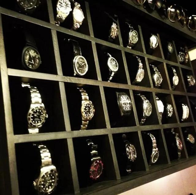 罗志祥|罗志祥深夜炫富！豪车做背景心机秀26万的鞋，引粉丝惊叹日子真不错