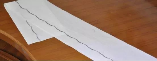 下图: 如果要做拼接的,那就利用缝纫机上的月牙线迹在底摆绣一圈月牙