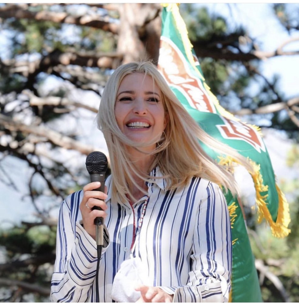 伊万卡·特朗普|伊万卡探望托儿中心裙角飞扬，和老爸一样戴口罩将鼻子露在外面