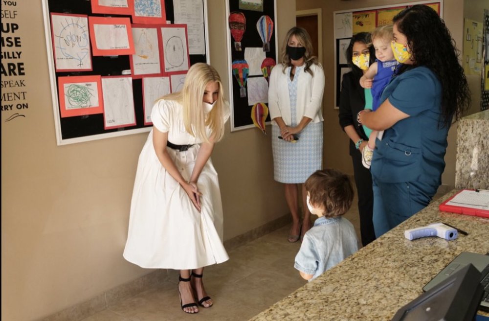 伊万卡·特朗普|伊万卡探望托儿中心裙角飞扬，和老爸一样戴口罩将鼻子露在外面