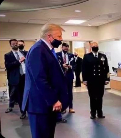 伊万卡·特朗普|伊万卡探望托儿中心裙角飞扬，和老爸一样戴口罩将鼻子露在外面