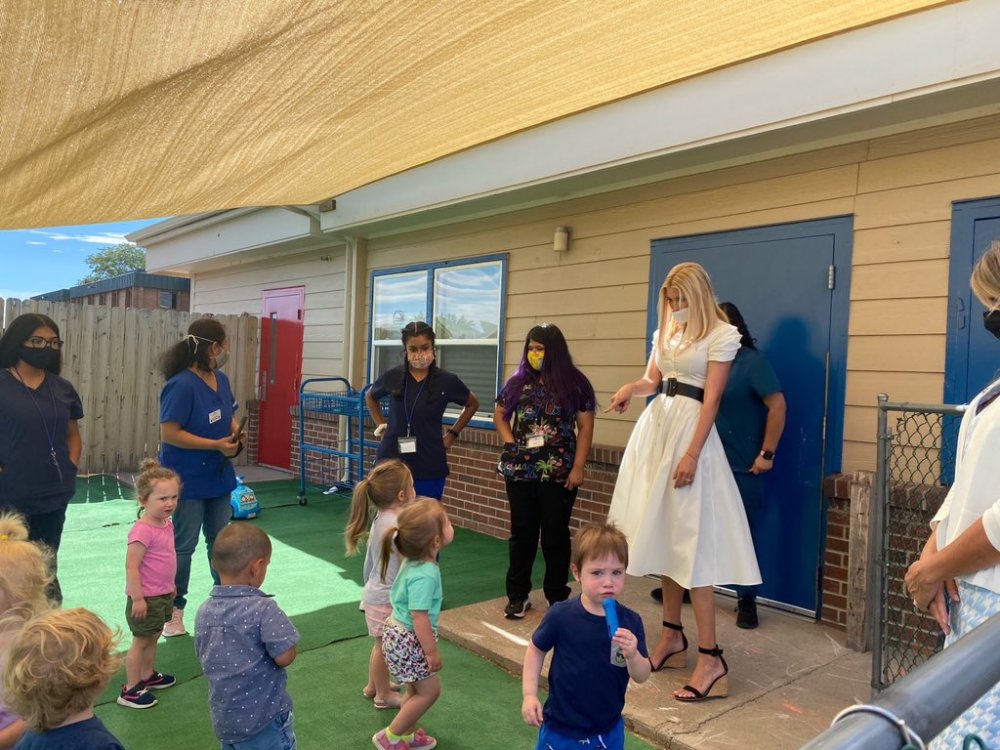 伊万卡·特朗普|伊万卡探望托儿中心裙角飞扬，和老爸一样戴口罩将鼻子露在外面