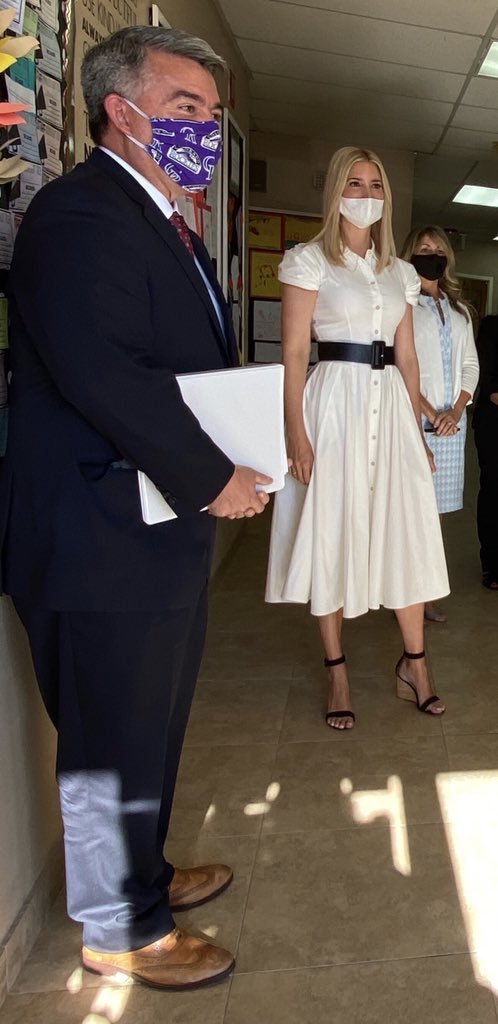 伊万卡·特朗普|伊万卡探望托儿中心裙角飞扬，和老爸一样戴口罩将鼻子露在外面