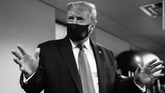 伊万卡·特朗普|伊万卡探望托儿中心裙角飞扬，和老爸一样戴口罩将鼻子露在外面