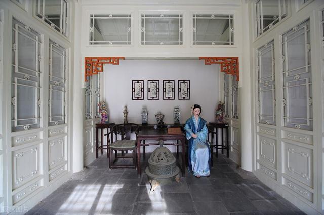 宁府的秦可卿安排宝玉睡在自己房间,于是宝玉作了一个长长的梦,把红楼