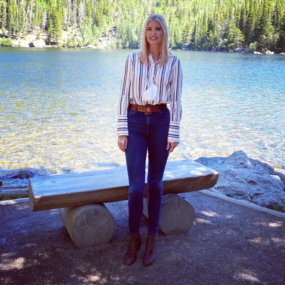 伊万卡·特朗普|伊万卡探望托儿中心裙角飞扬，和老爸一样戴口罩将鼻子露在外面