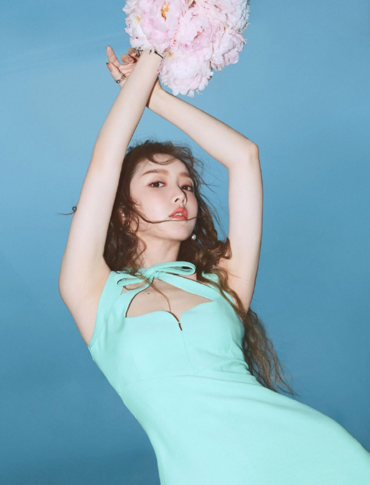 美女影视明星姜贞羽绿色连衣裙夏日清爽优雅写真