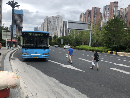 明明有地下通道行人为何却冒险横穿马路居民我们太难了