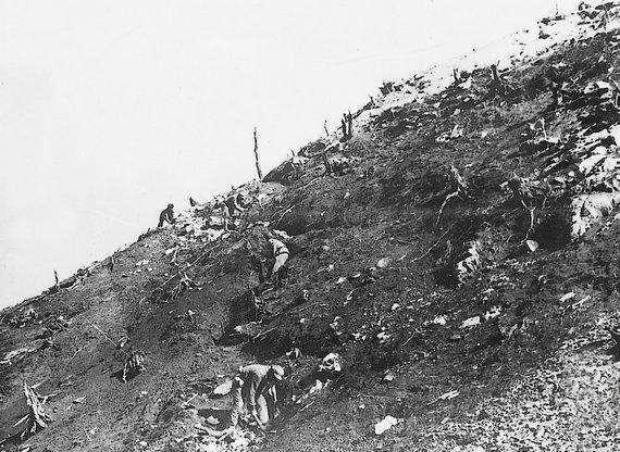 9高地一天,于夜间交接阵地给七连,全连伤亡140多人.这一天,八连四