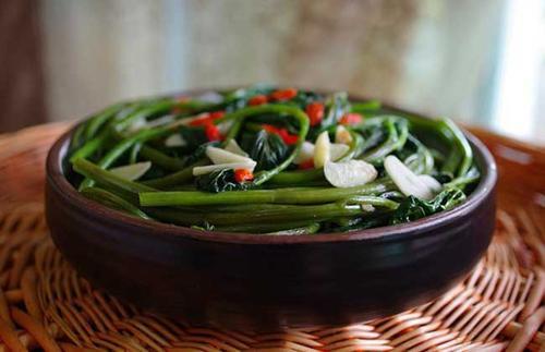 红薯叶|菜摊上这种“刮油王”，常买来吃，肠道越来越干净，视力也会改善