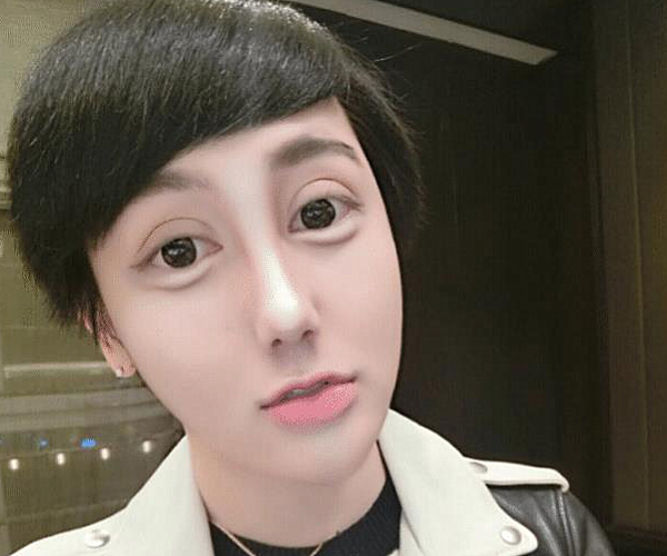 还记得网红"刘梓晨"吗?曾被吐槽"蛇精脸"的他,今长成男团脸