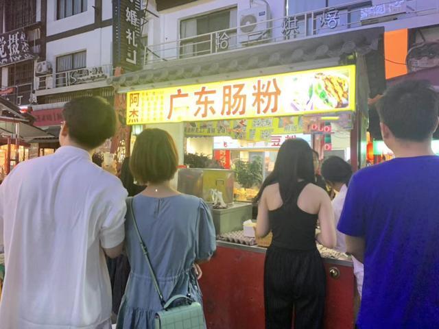 河南小伙在宁波摆摊卖肠粉,5小时卖200多份,忙到没时间吃饭