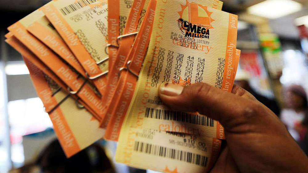 彩票店|两男子中奖后去彩票店领奖，店主拿不出钱竟自杀身亡