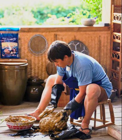 黄磊|黄磊又出耿直言论？自称不知道张艺兴的歌惹争议，老狼尴尬圆场