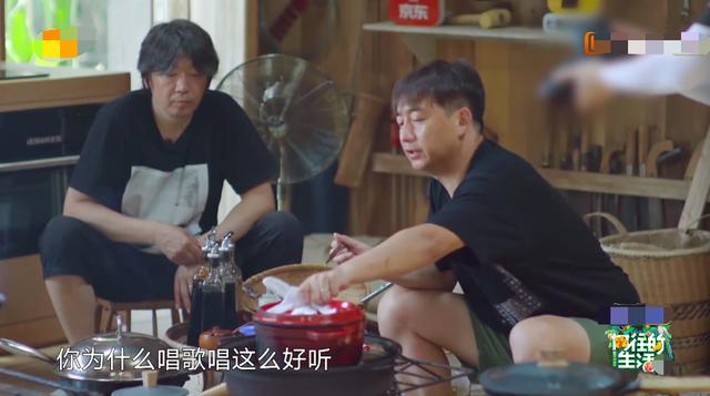 黄磊|黄磊又出耿直言论？自称不知道张艺兴的歌惹争议，老狼尴尬圆场