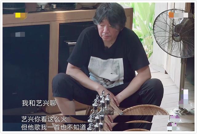黄磊|黄磊又出耿直言论？自称不知道张艺兴的歌惹争议，老狼尴尬圆场