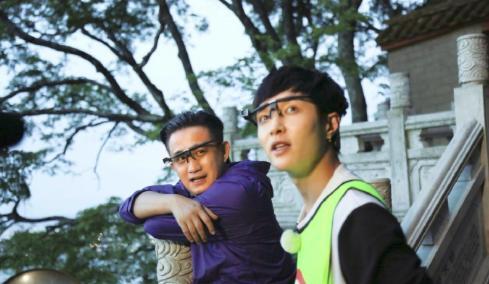 黄磊|黄磊又出耿直言论？自称不知道张艺兴的歌惹争议，老狼尴尬圆场