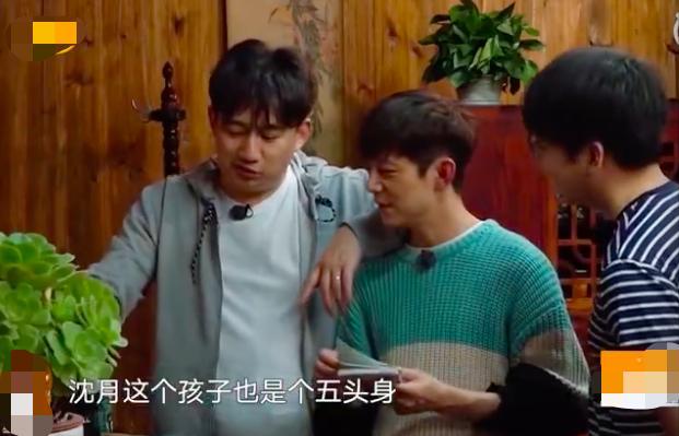 黄磊|黄磊又出耿直言论？自称不知道张艺兴的歌惹争议，老狼尴尬圆场