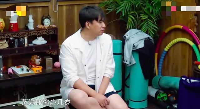 黄磊|黄磊又出耿直言论？自称不知道张艺兴的歌惹争议，老狼尴尬圆场