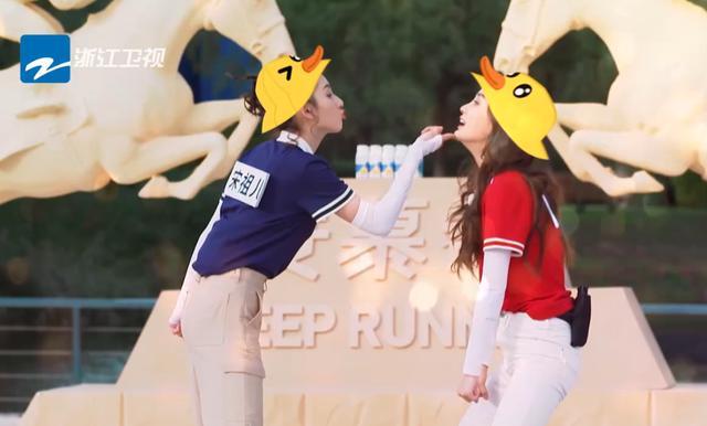 张大大|张大大这么想赢？游戏环节欺负宋祖儿，跟导演发牢骚，毫无绅士风度