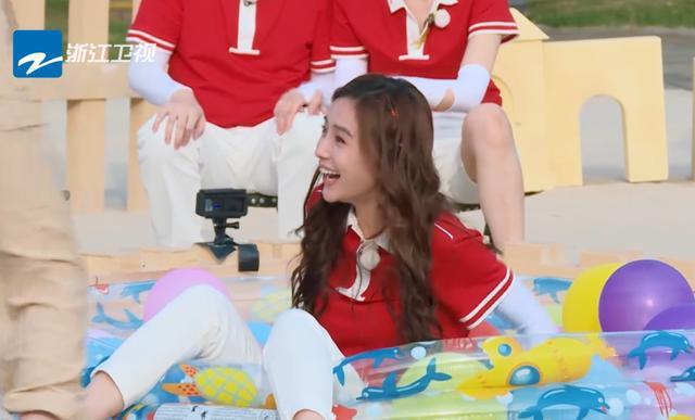 张大大|张大大这么想赢？游戏环节欺负宋祖儿，跟导演发牢骚，毫无绅士风度