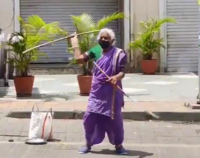 新冠肺炎疫情|75岁老太街头卖艺表演武术，手指肚子向路人乞讨