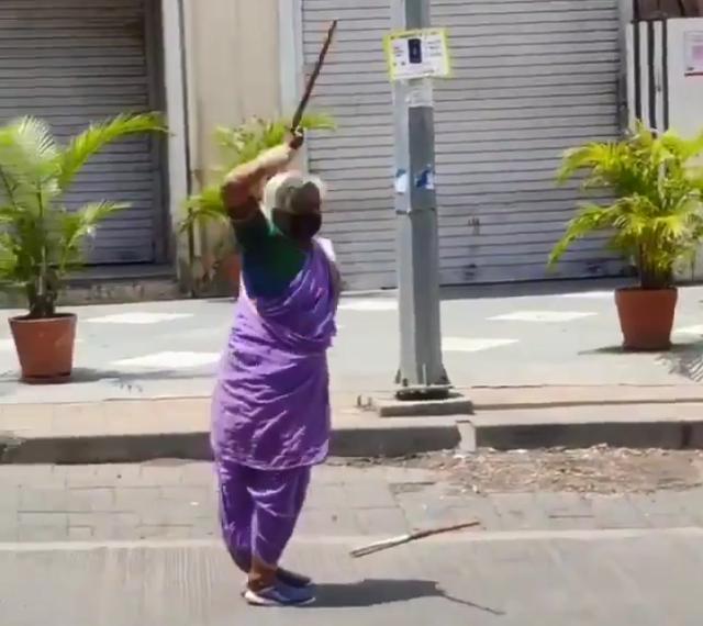 新冠肺炎疫情|75岁老太街头卖艺表演武术，手指肚子向路人乞讨