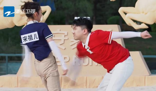 张大大|张大大这么想赢？游戏环节欺负宋祖儿，跟导演发牢骚，毫无绅士风度