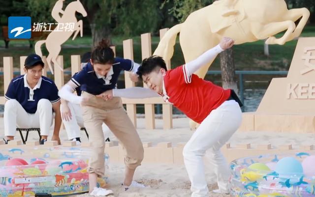 张大大|张大大这么想赢？游戏环节欺负宋祖儿，跟导演发牢骚，毫无绅士风度